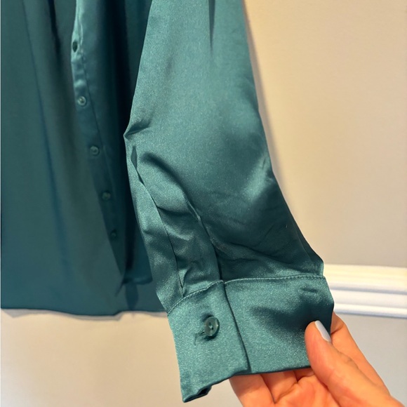 Women's Satin Long Sleeve Button Doen Dressy Top - brand is Pleione Size M -NWOT - Picture 6 of 10